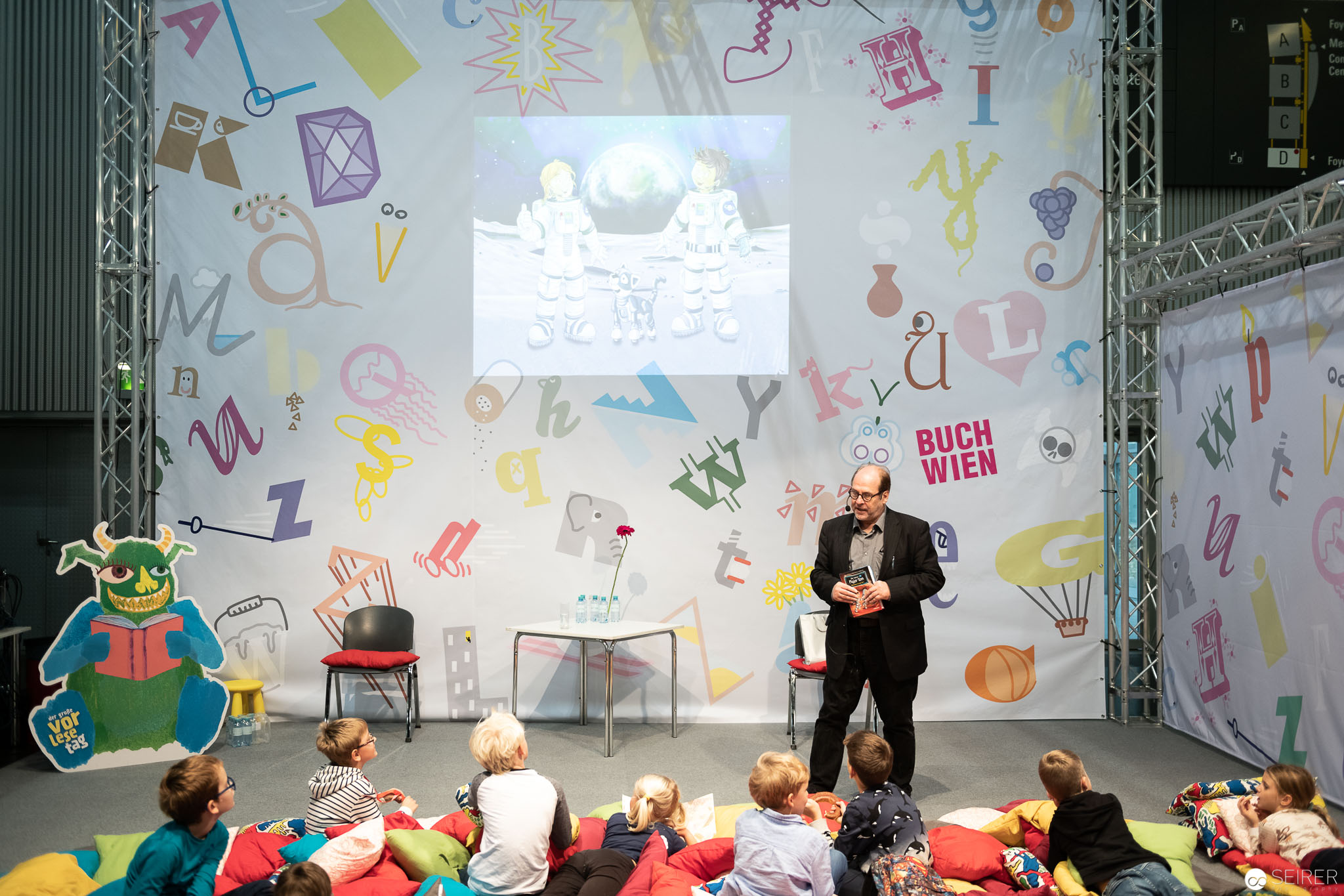 Bernd Flessner liest auf der Buch Wien aus Der kleine Major Tom