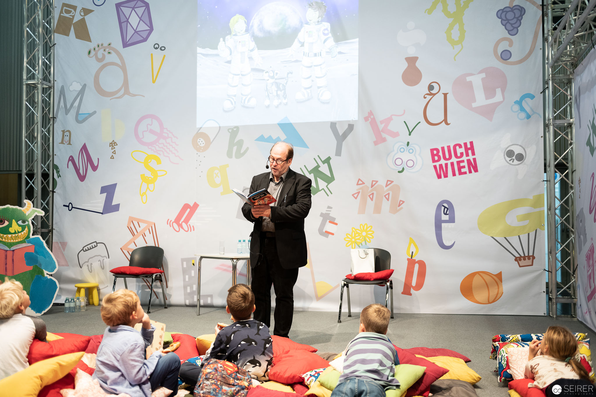 Bernd Flessner liest auf der Buch Wien aus Der kleine Major Tom